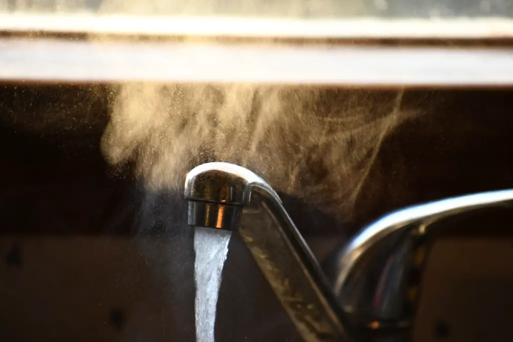 Warum schäumt Wasser aus dem Wasserhahn